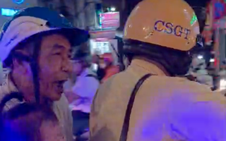 Từ tiếng kêu thất thanh, CSGT TPHCM kịp giúp một bé gái