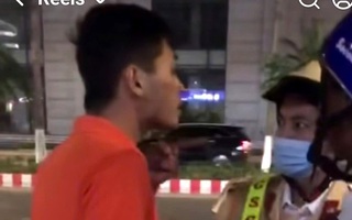 Nam thanh niên "rượu vào" to tiếng lăng mạ, đấm CSGT