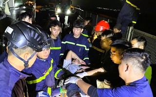 VIDEO: Cảnh sát 2 tỉnh hiệp đồng giải cứu 2 người mắc kẹt sau tai nạn trên cao tốc