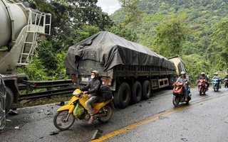 Hai phụ nữ nhảy khỏi xe khi xe đầu kéo mất thắng trên đèo Bảo Lộc