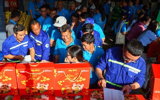 Công nhân vệ sinh ở TPHCM đón Tết sớm