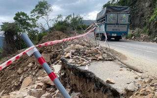 Đèo Khánh Sơn hở hàm ếch, xe tải trọng lớn "chiếm đường" gây nguy hiểm