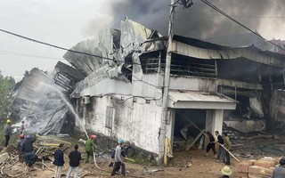 Cháy lớn tại một xưởng may, thiệt hại nhiều tỉ đồng