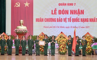 Quân khu 7 đón nhận Huân chương Bảo vệ Tổ quốc hạng nhất