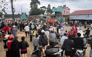 Xe tải tông xe máy rồi lao vào nhà dân: 1 người chết, nhiều người bị thương