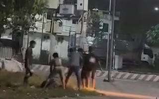 Nam thanh niên ôm đầu liên tục nói "em xin lỗi" trước vòng vây của nhiều đối tượng