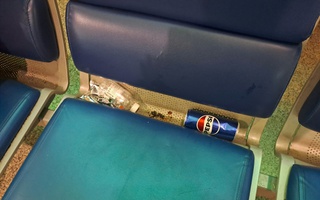 Sân bay Tân Sơn Nhất: Khách đông, rác cũng "bủa vây"