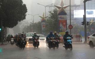 TPHCM mưa lớn kéo dài, bầu trời mù mịt tối