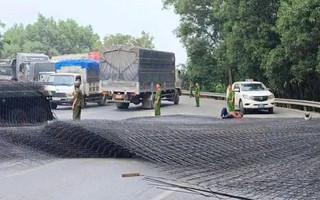 Hãi hùng hàng tấn lưới thép bất ngờ rơi khỏi container xuống đường, khiến đôi nam nữ bị thương