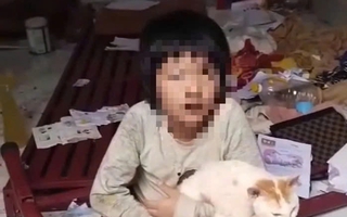 Phân định pháp lý vụ cháu bé bị cha xích, nhốt trong căn phòng bẩn thỉu