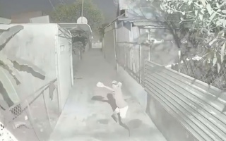 Một gia đình ở TPHCM bị người đàn ông "khủng bố", liên tục ném gạch vào nhà