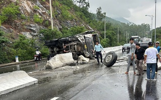 Khánh Hòa: Xe tải lật trên đèo Cù Hin, đường nối sân bay Cam Ranh ách tắc