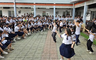 Từ 1-2026, trường học từ cấp THCS ở TPHCM hạn chế dùng điện thoại giờ ra chơi