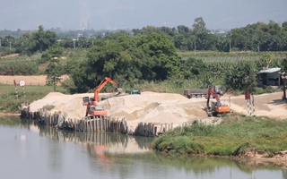 Doanh nghiệp trúng đấu giá mỏ cát đứng ngồi không yên