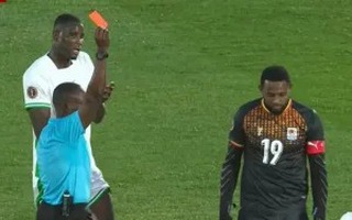 Khó tin: Một đội phải dùng 3 thủ môn trong cùng trận tại AFCON
