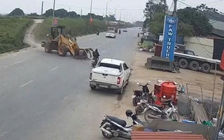 VIDEO: Cô gái 19 tuổi bị máy múc tông trọng thương