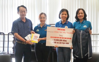 Báo Người Lao Động trao tặng áo ấm và sách đến dự án “Sách hay cho học sinh tiểu học”