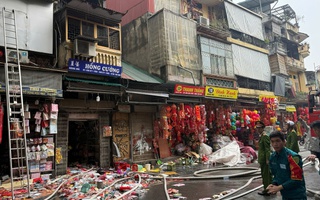 Cháy nhà 5 tầng trên phố Hàng Mã, một phụ nữ nhảy từ tầng cao xuống bị thương