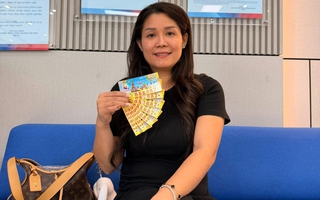 Xổ số miền Nam: Nhiều người đến đại lý đổi thưởng độc đắc chiều cuối năm