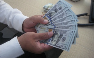 Mua - bán USD trái phép bị phạt tới 100 triệu đồng, giao dịch thế nào cho đúng?