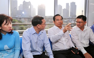 Chủ tịch UBND TPHCM đi Metro đến dự lễ ra mắt Trung tâm Phục vụ hành chính công