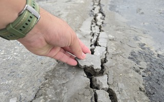 Vụ “hố tử thần” ở trung tâm Đà Nẵng: Tiếp tục phát hiện nhiều vết nứt trên mặt đường