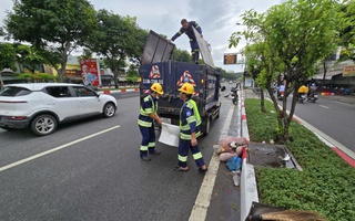 Báo Người Lao Động đăng, phường cho dọn 1 tấn rác trên đường Phạm Văn Đồng