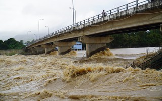 CLIP: Nước sông Cái Nha Trang đổ về ào ào 