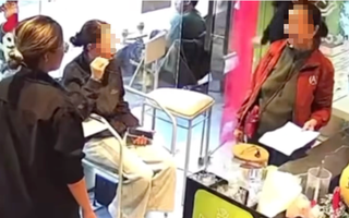 Xôn xao clip 2 phụ nữ kêu gọi ủng hộ đồng bào bị lũ lụt miền Trung nhưng "30 ngàn thì khỏi"