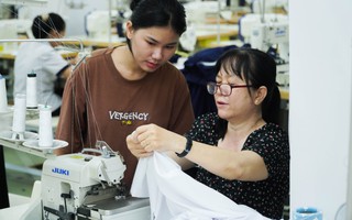 Giảng viên và sinh viên "tăng ca" may đồng phục cho học sinh vùng lũ