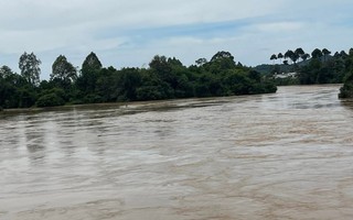 Mực nước sông La Ngà và vùng hạ lưu sông Đồng Nai khá cao, cảnh báo ngập lụt, sạt lở bờ sông