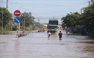 Quốc lộ 1 qua Lâm Đồng tiếp tục ngập sâu, giao thông nhiều nơi tê liệt