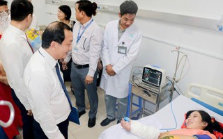 Bí thư Thành ủy TPHCM khen ê kíp phẫu thuật nuôi tạm và tái nối bàn tay đứt lìa cho sản phụ