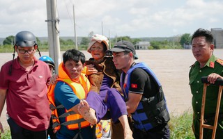 Đội cứu hộ Bình Thuận xuyên đêm "giải cứu" dân thoát lũ