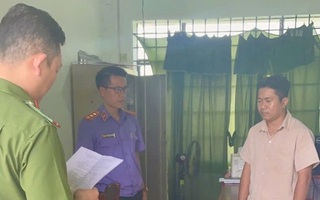 Bắt, khám xét nơi làm việc một cán bộ Ủy ban MTTQ VN xã chiếm đoạt 500 triệu đồng tiền cứu trợ lũ