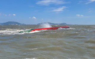 Sà lan chở cát lật chìm cách Vũng Tàu 2 hải lý