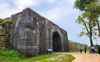 Dựng khung sắt chống sạt lở tường thành đá 600 năm tuổi ở Thanh Hóa