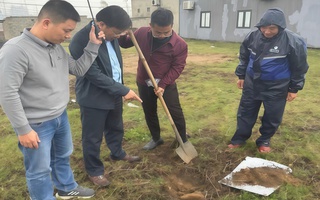 Giun đất bò kín sân vườn, chết bất thường ở Quảng Trị: Lấy mẫu đất, nước tìm nguyên nhân