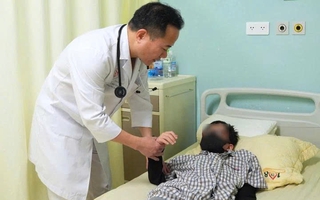 Bé 8 tuổi đột quỵ trên lớp: Cảnh báo dấu hiệu nhiều cha mẹ bỏ lỡ