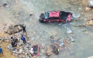 Sau va chạm, ô tô bán tải chở 4 người lao từ đường cao tốc La Sơn - Hòa Liên xuống suối