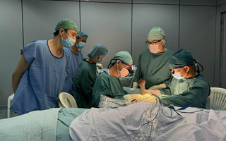 Vị bác sĩ có đôi bàn tay tài hoa