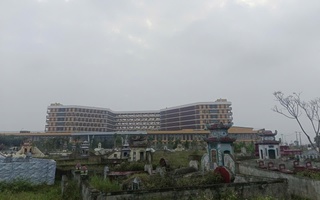 VIDEO: Bệnh viện gần 1.700 tỉ đồng sát nghĩa trang hàng ngàn lăng, mộ