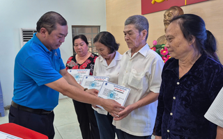 Cấp thẻ BHYT miễn phí, giảm gánh lo tuổi già