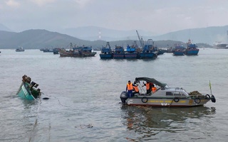 Tàu cá TPHCM chở 4 ngư dân chìm gần đảo Hòn La