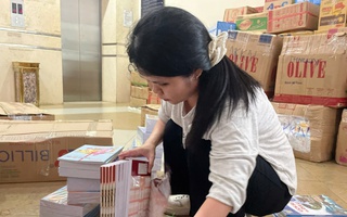 FC Nhà Chín Muồi "xắn tay" hỗ trợ đóng gói tập vở gửi học sinh vùng lũ