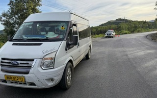 Đá rơi từ xe ben trúng ô tô, 3 du khách Nga thương vong