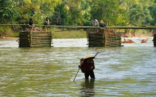Cả bản cùng nhau dựng cầu vượt sông ở Thanh Hóa