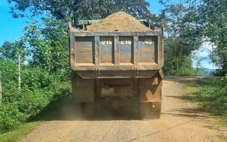 Khốn khổ vì xe chở cát phá nát đường dân sinh
