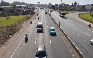 CLIP: Hình ảnh khác lạ trên Quốc lộ 51 qua Đồng Nai sáng nay