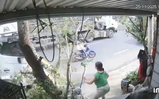 CLIP: Khoảnh khắc chiến sĩ cảnh sát kéo nữ sinh ra khỏi đầu xe container đang lao tới